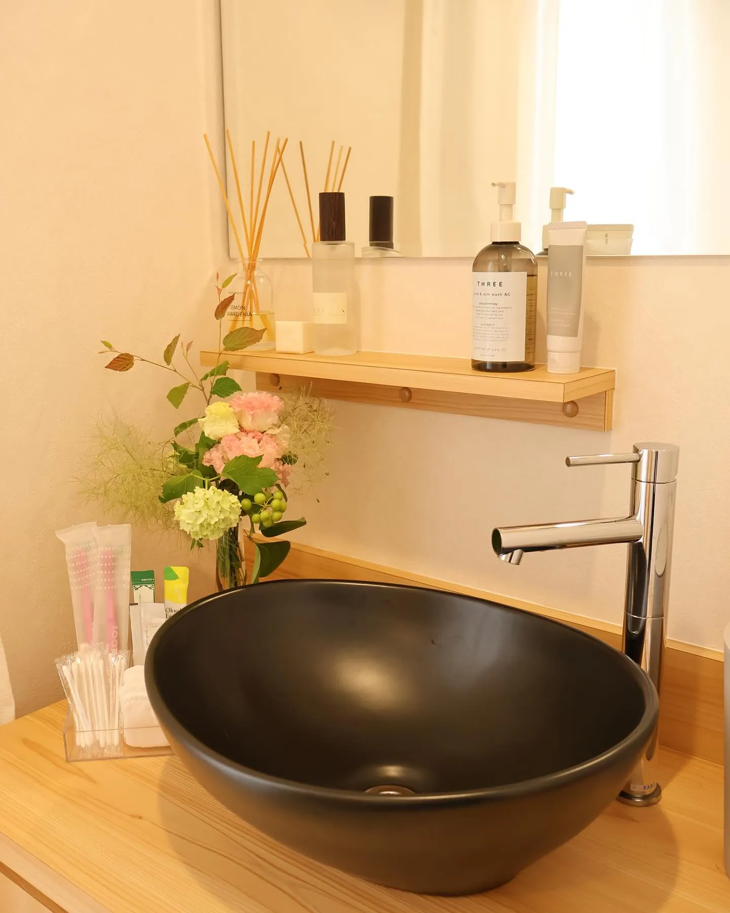 席と席の間とお手洗いに四季折々のお花を置いております