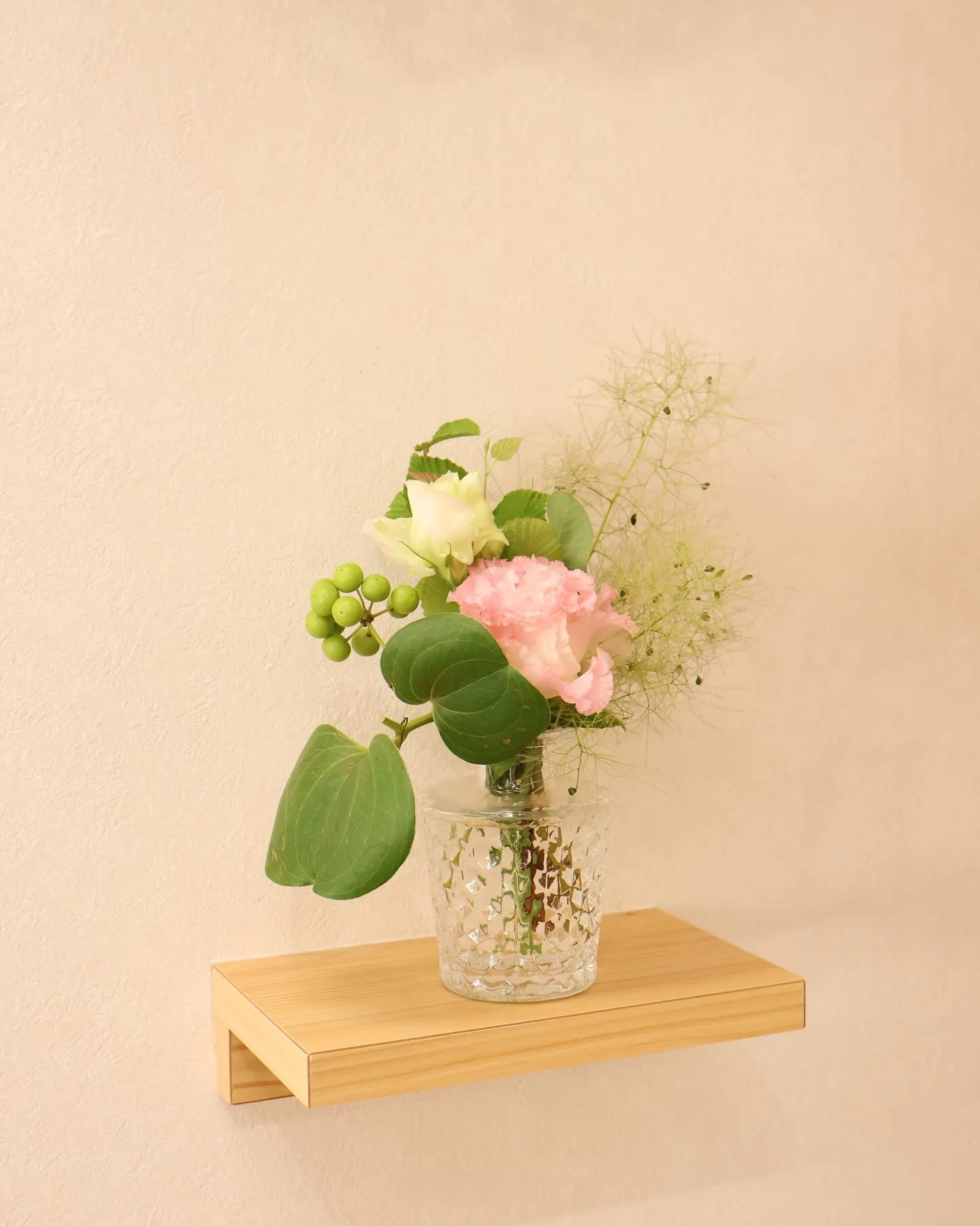 席と席の間とお手洗いに四季折々のお花を置いております