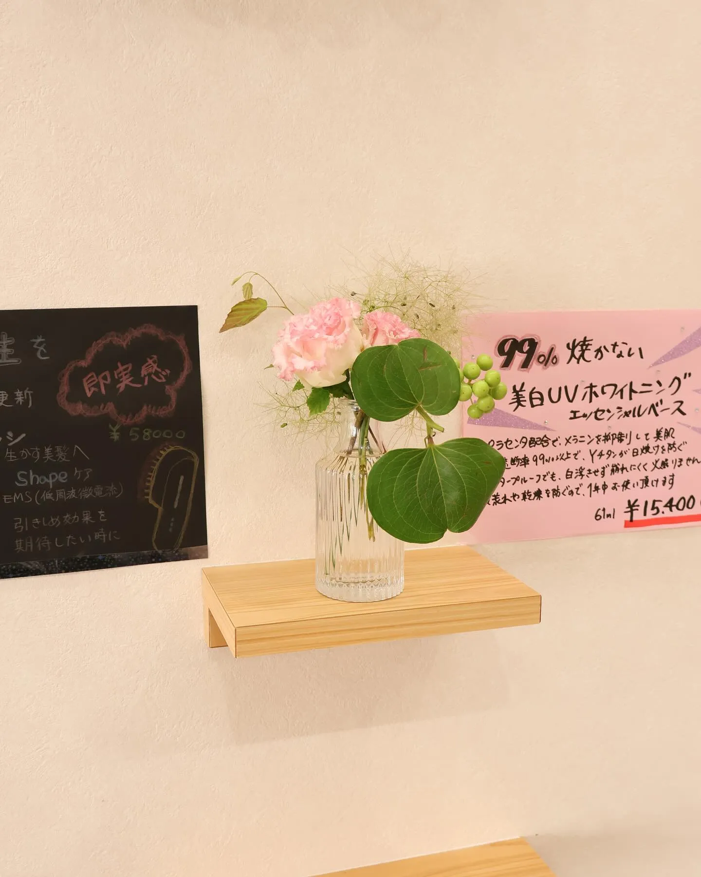 席と席の間とお手洗いに四季折々のお花を置いております