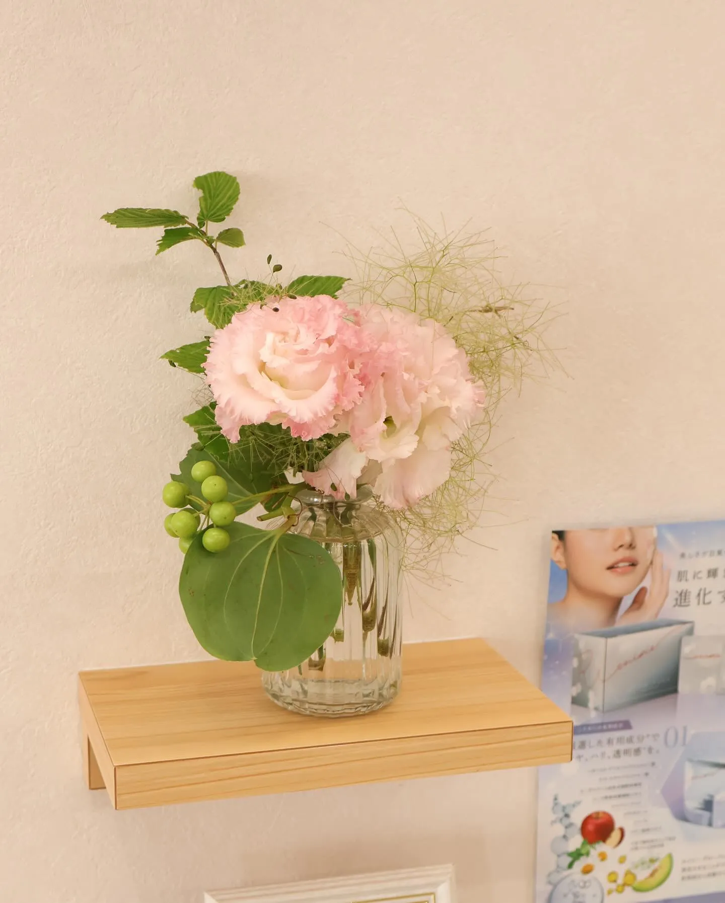 席と席の間とお手洗いに四季折々のお花を置いております