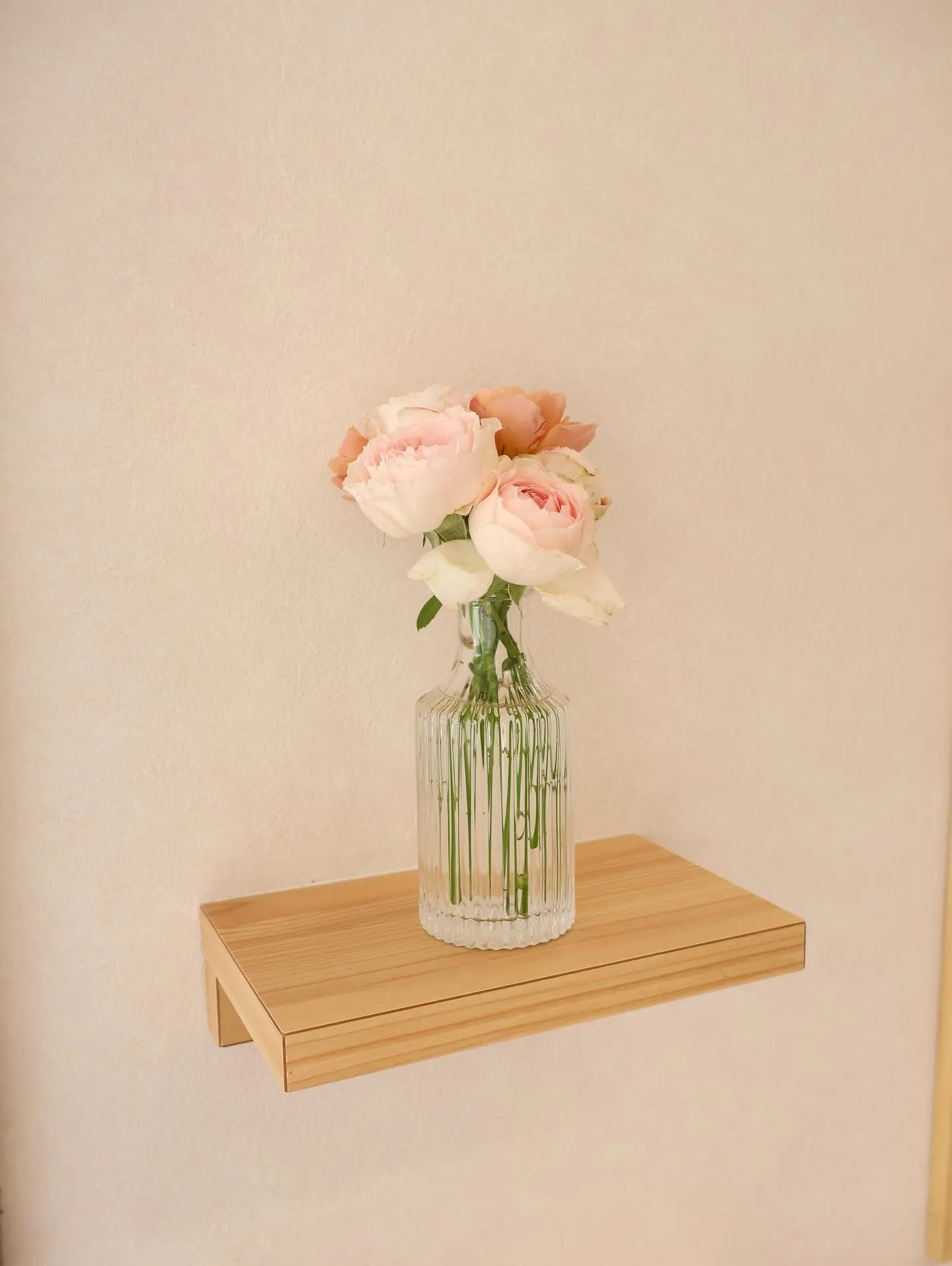 席と席の間とお手洗いに四季折々のお花を置いております