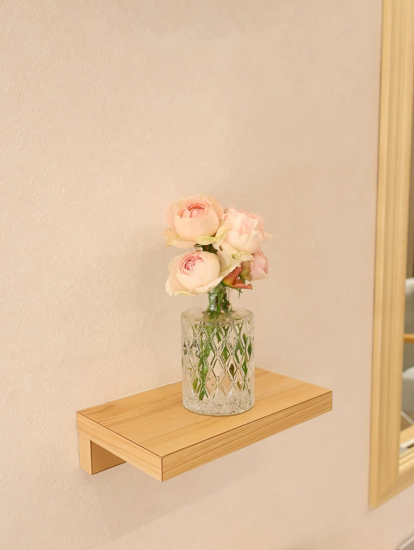 席と席の間とお手洗いに四季折々のお花を置いております