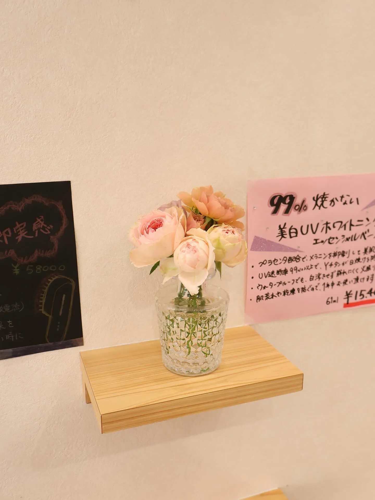 席と席の間とお手洗いに四季折々のお花を置いております