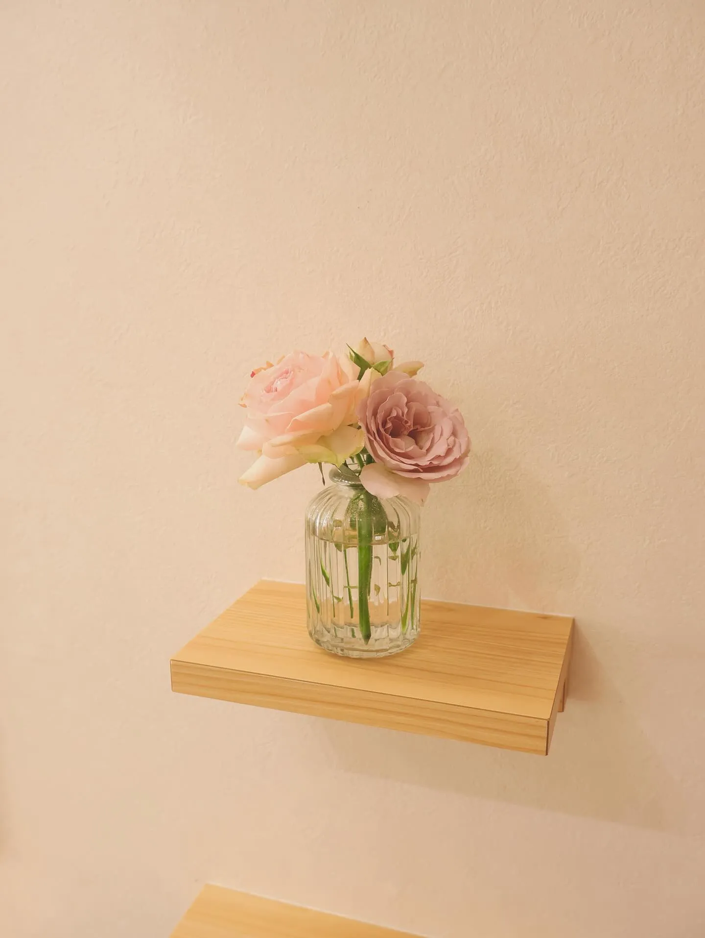席と席の間とお手洗いに四季折々のお花を置いております